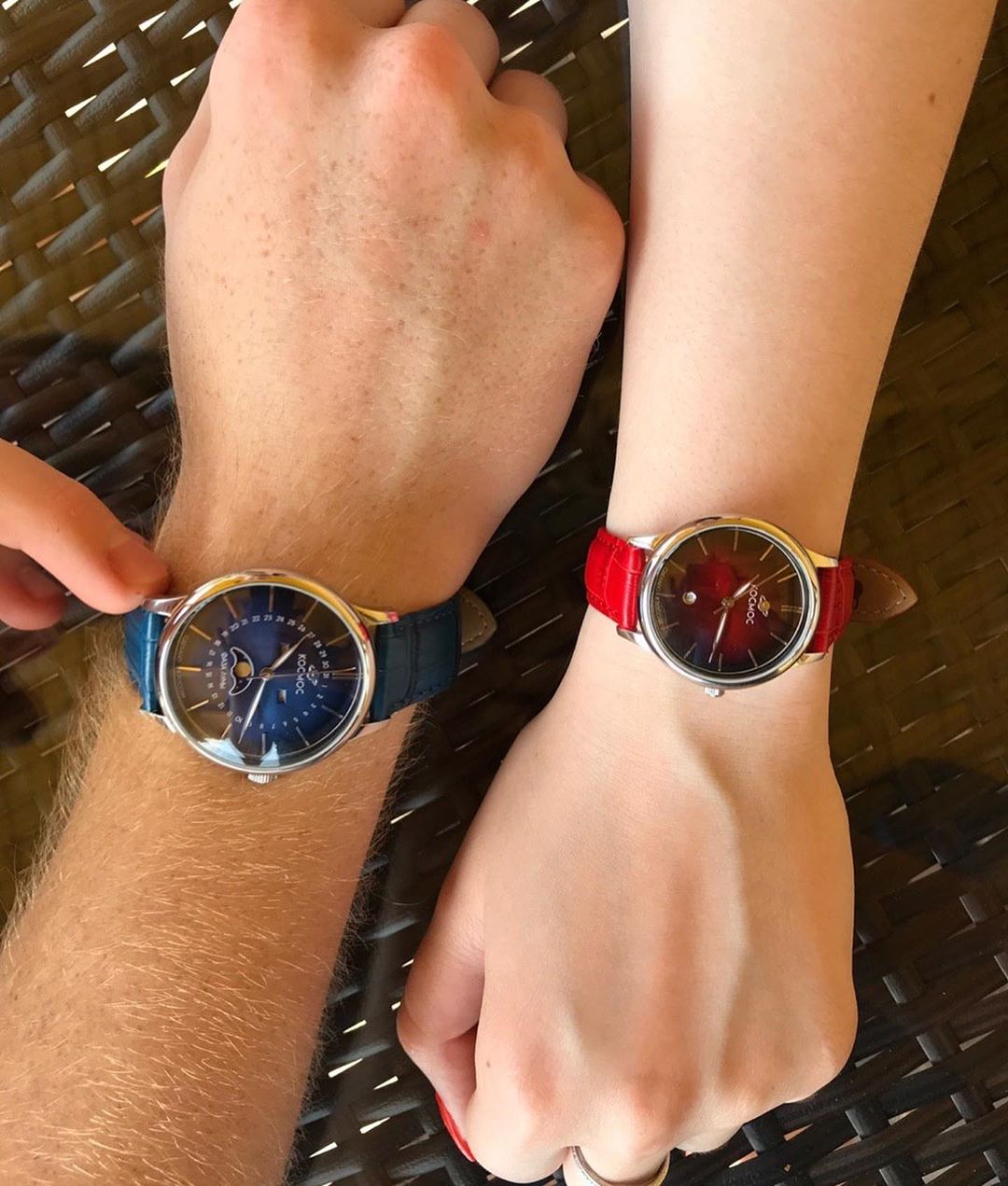 Мужские многофункциональные часы серии Сатурн и женские серии Созвездие с окошком даты 