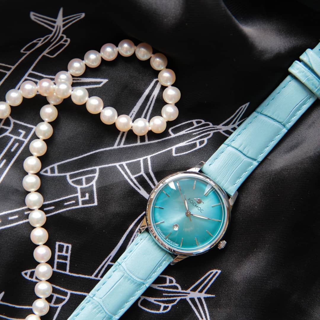 Несмотря на свой винтажный шарм, такие часы украсят любую современную девушку. 